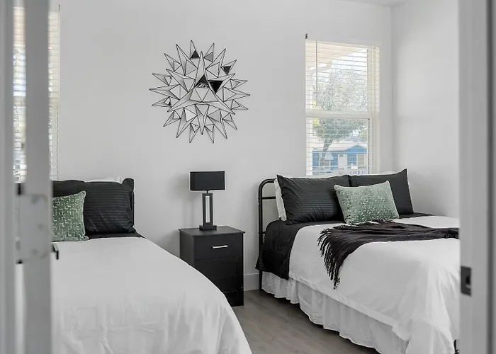 Sleeps 20 In Worth Stockyards With Hottub & Minigolf *
