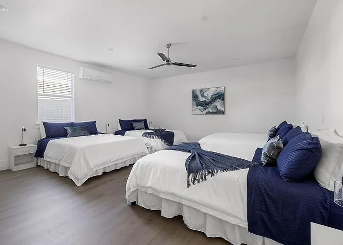 Sleeps 20 In Worth Stockyards With Hottub & Minigolf Fort Worth