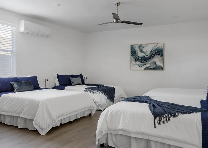 Sleeps 20 In Worth Stockyards With Hottub & Minigolf *