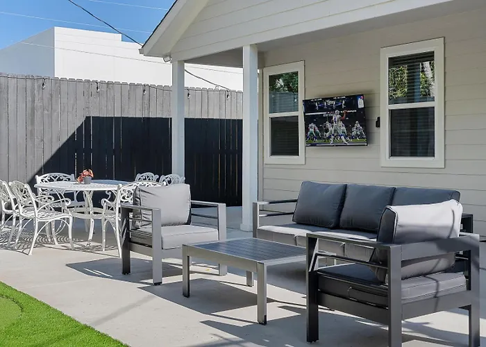 Sleeps 20 In Worth Stockyards With Hottub & Minigolf