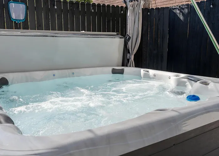 Sleeps 20 In Worth Stockyards With Hottub & Minigolf *