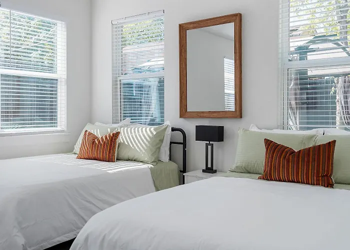 Sleeps 20 In Worth Stockyards With Hottub & Minigolf