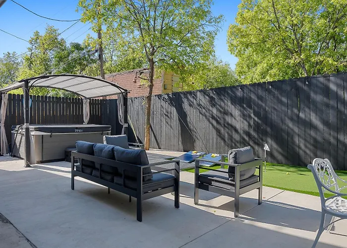 Sleeps 20 In Worth Stockyards With Hottub & Minigolf Fort Worth