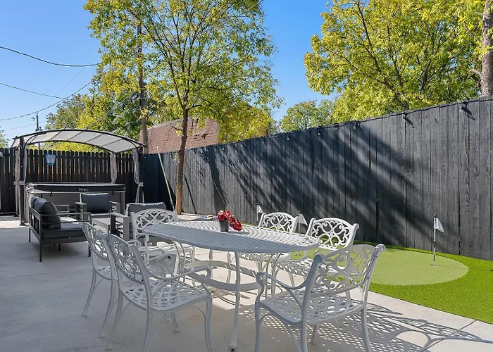 Sleeps 20 In Worth Stockyards With Hottub & Minigolf *